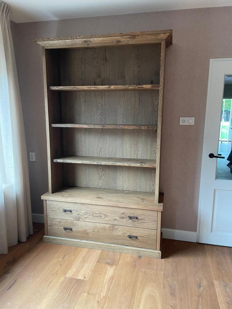 Project foto van massief eiken boekenkast te Schoonrewoerd