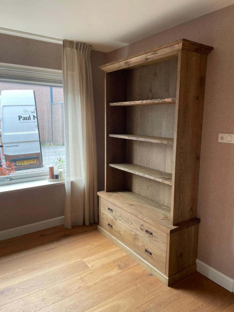 Project foto van massief eiken boekenkast te Schoonrewoerd