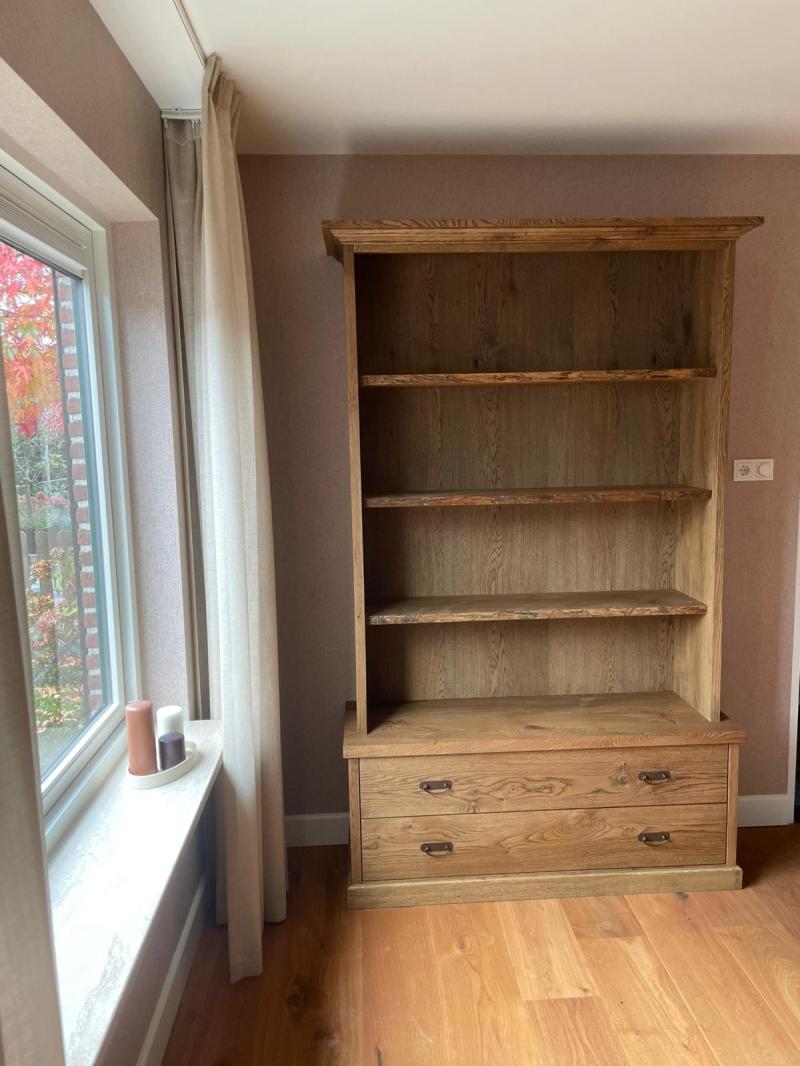 Project foto van massief eiken boekenkast te Schoonrewoerd