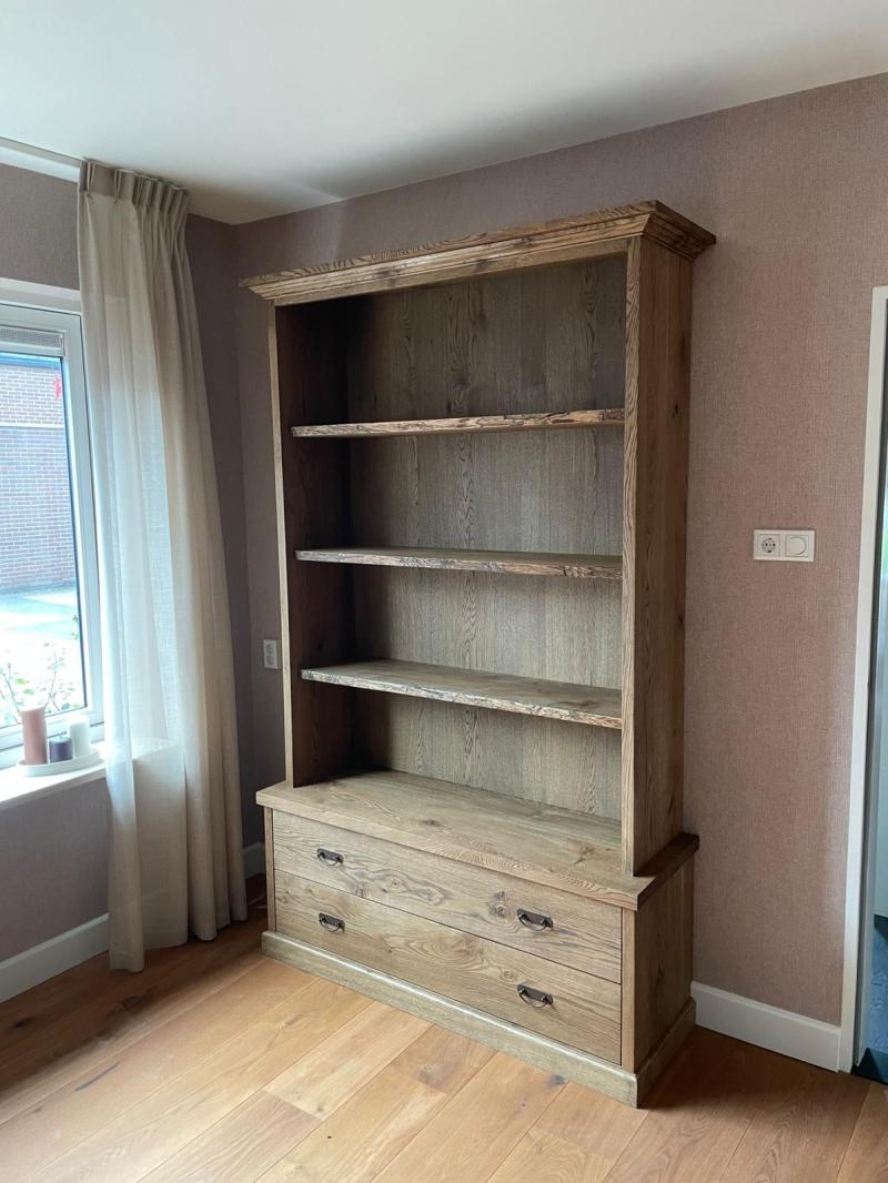 Project foto van massief eiken boekenkast te Schoonrewoerd