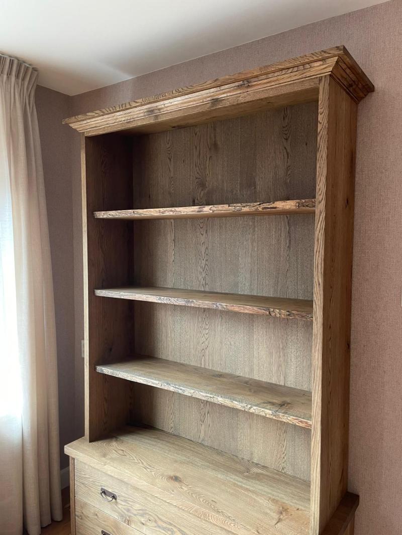 Project foto van massief eiken boekenkast te Schoonrewoerd