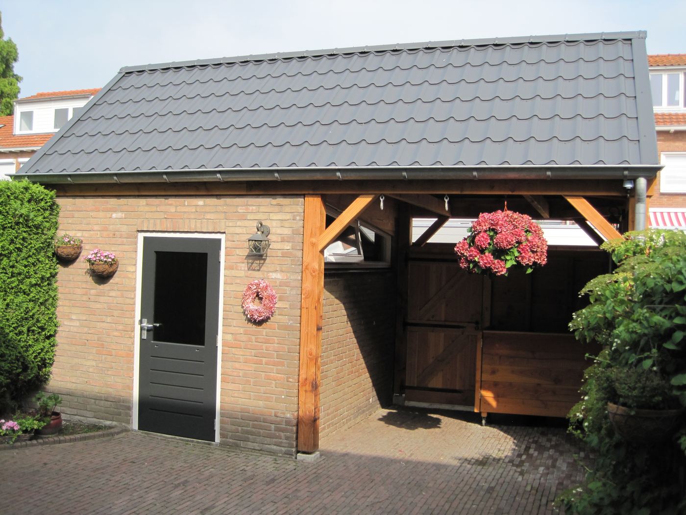 Uitbreiding schuur met overkapping