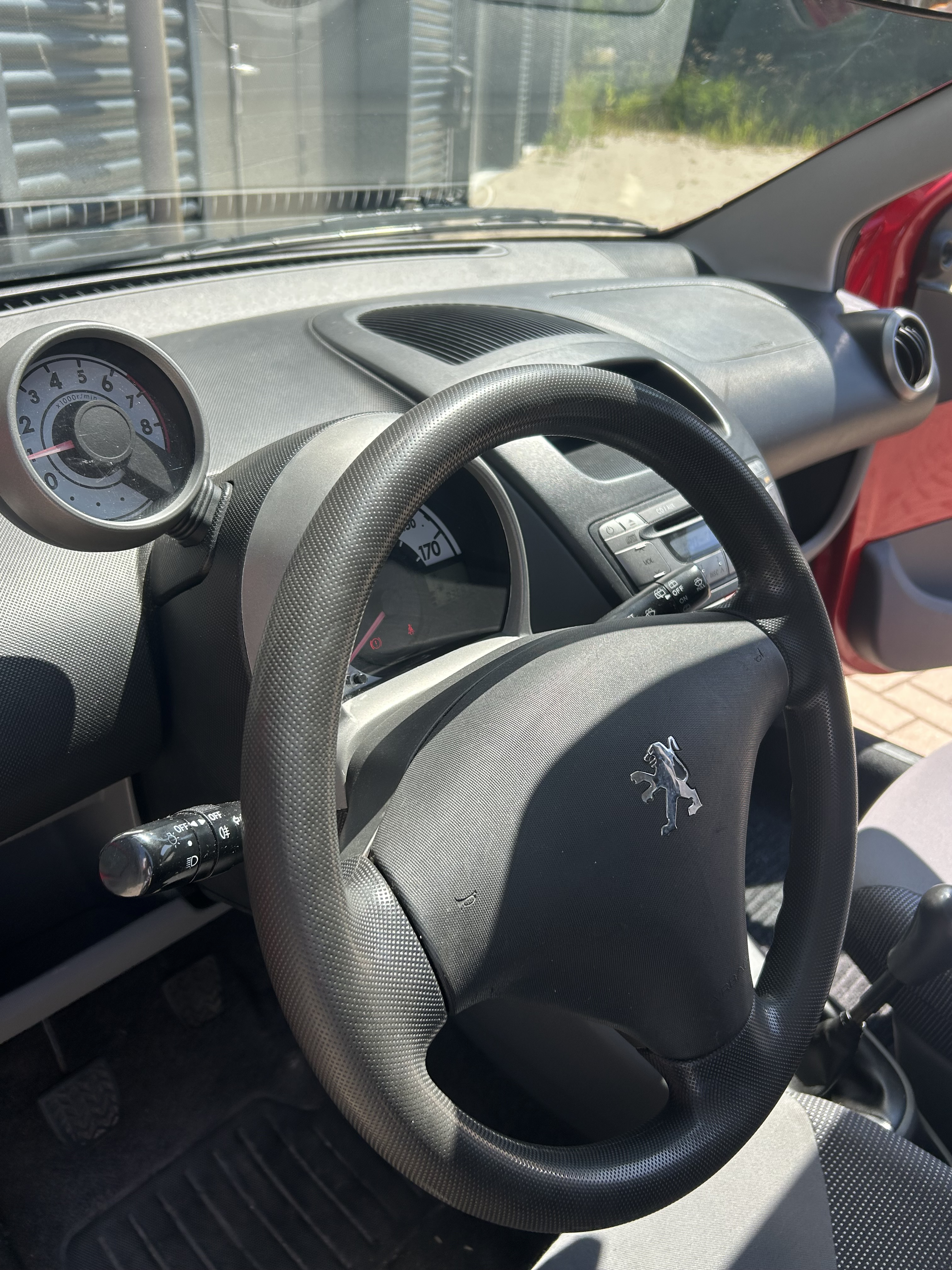 Peugeot 107 1.0 rood | airco | apk | lage km stand