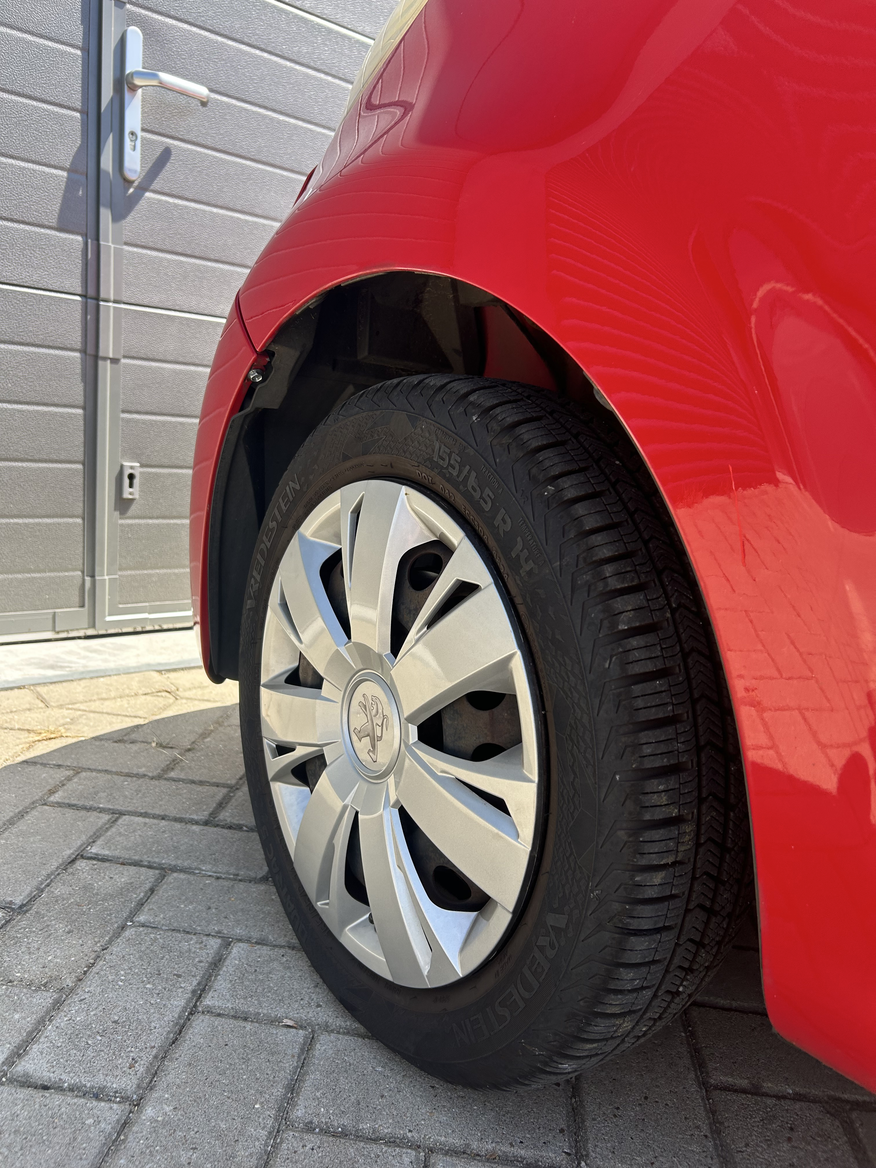 Peugeot 107 1.0 rood | airco | apk | lage km stand