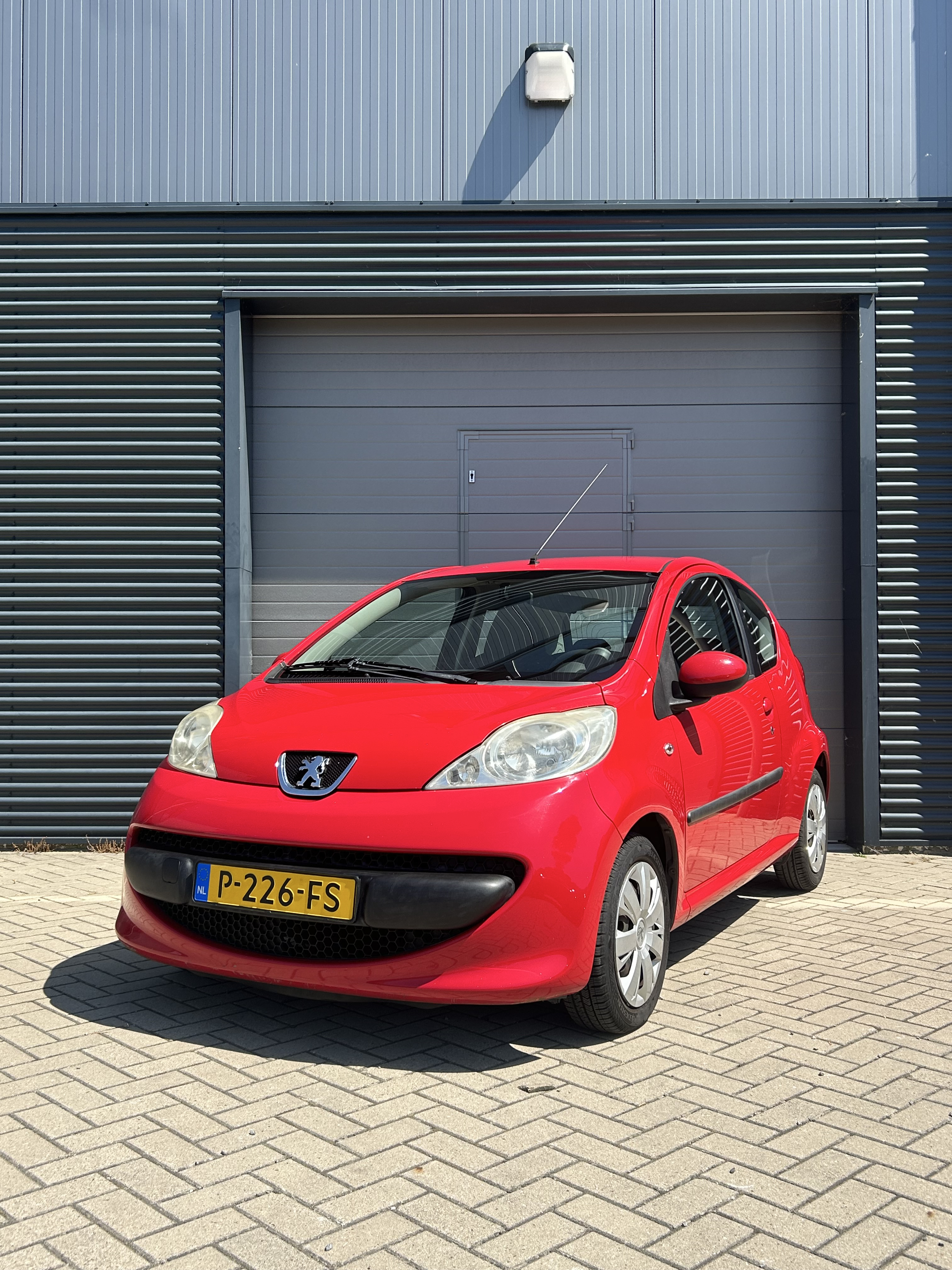 Peugeot 107 1.0 rood | airco | apk | lage km stand