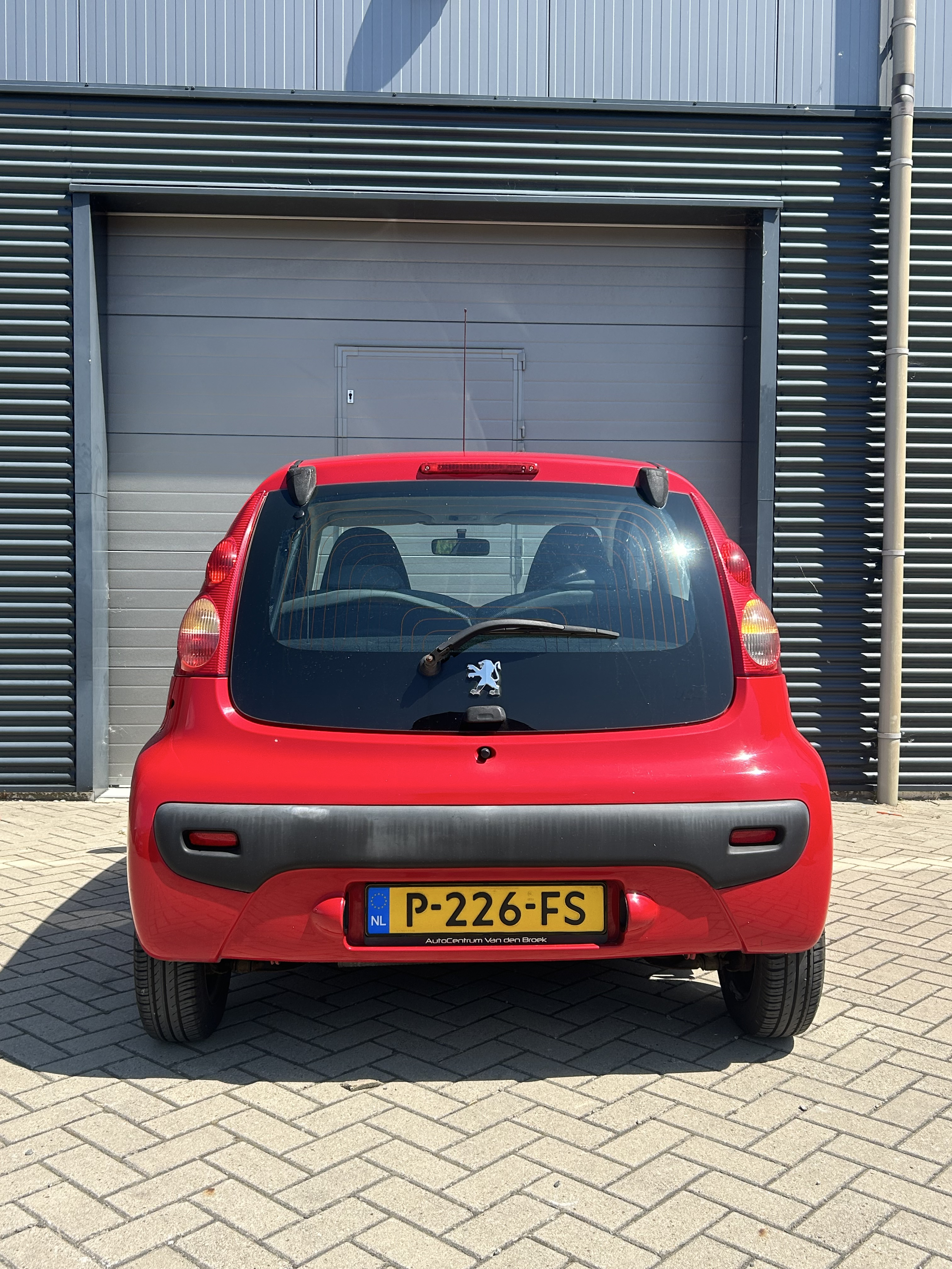 Peugeot 107 1.0 rood | airco | apk | lage km stand