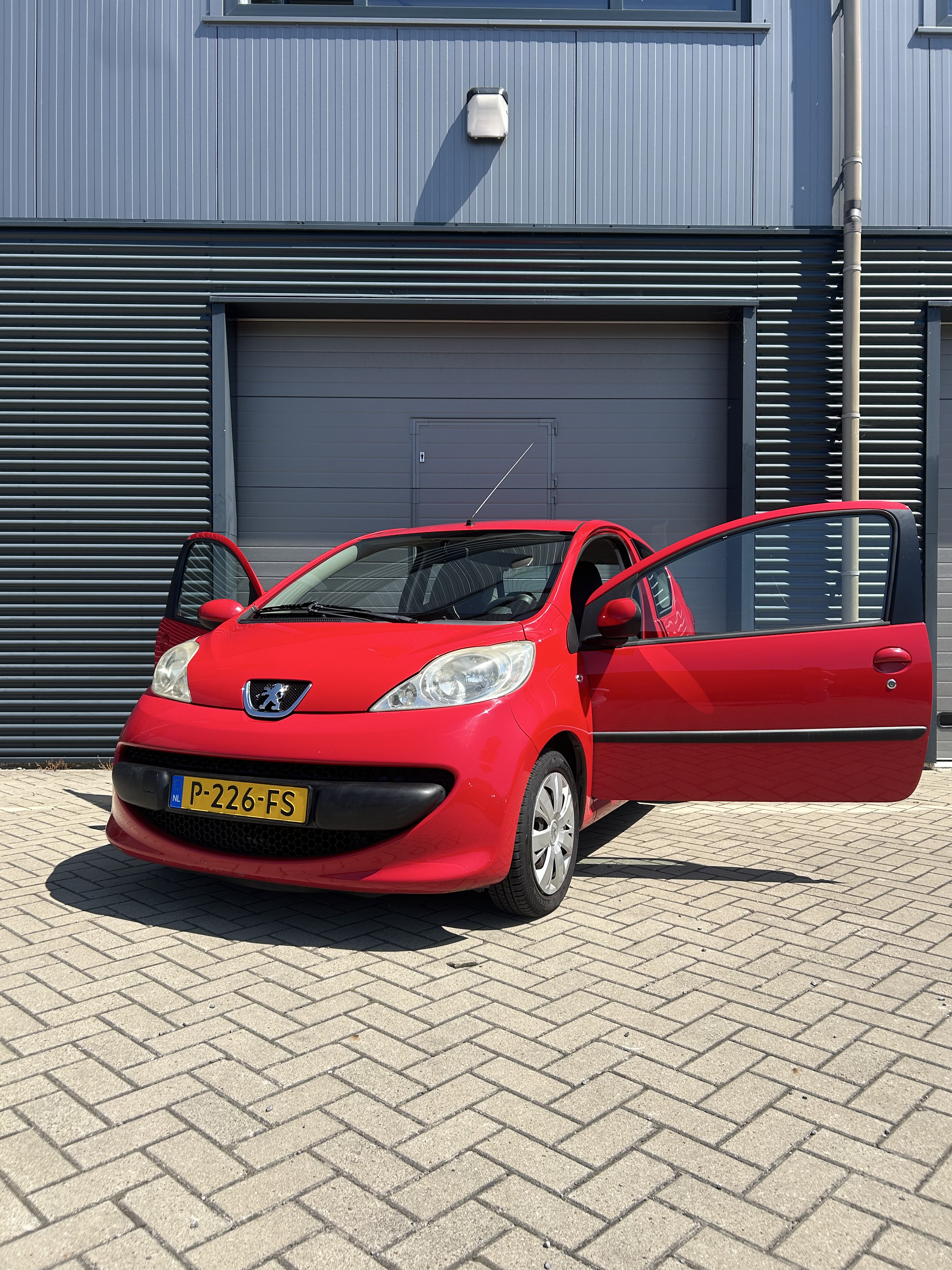 Peugeot 107 1.0 rood | airco | apk | lage km stand
