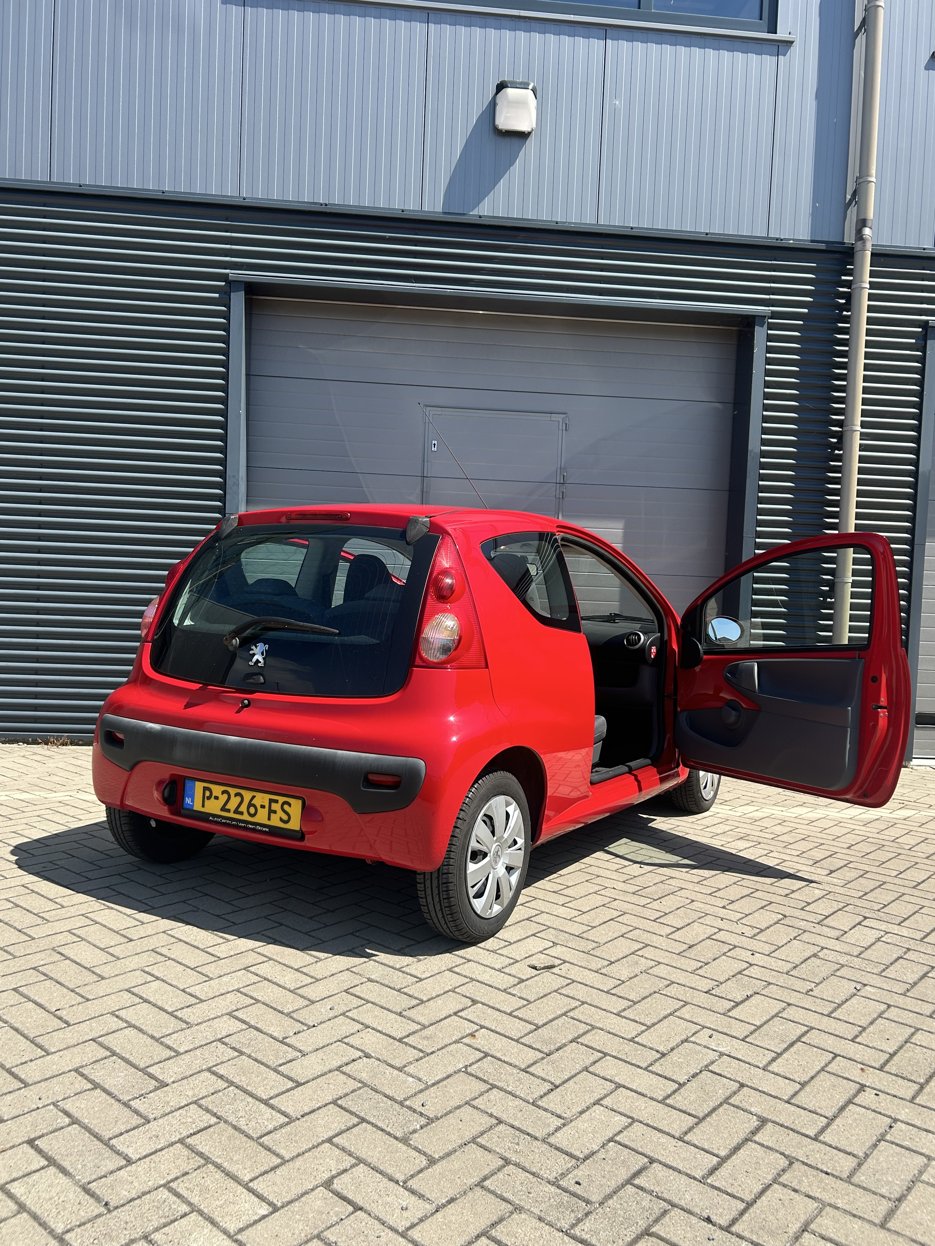 Peugeot 107 1.0 rood | airco | apk | lage km stand