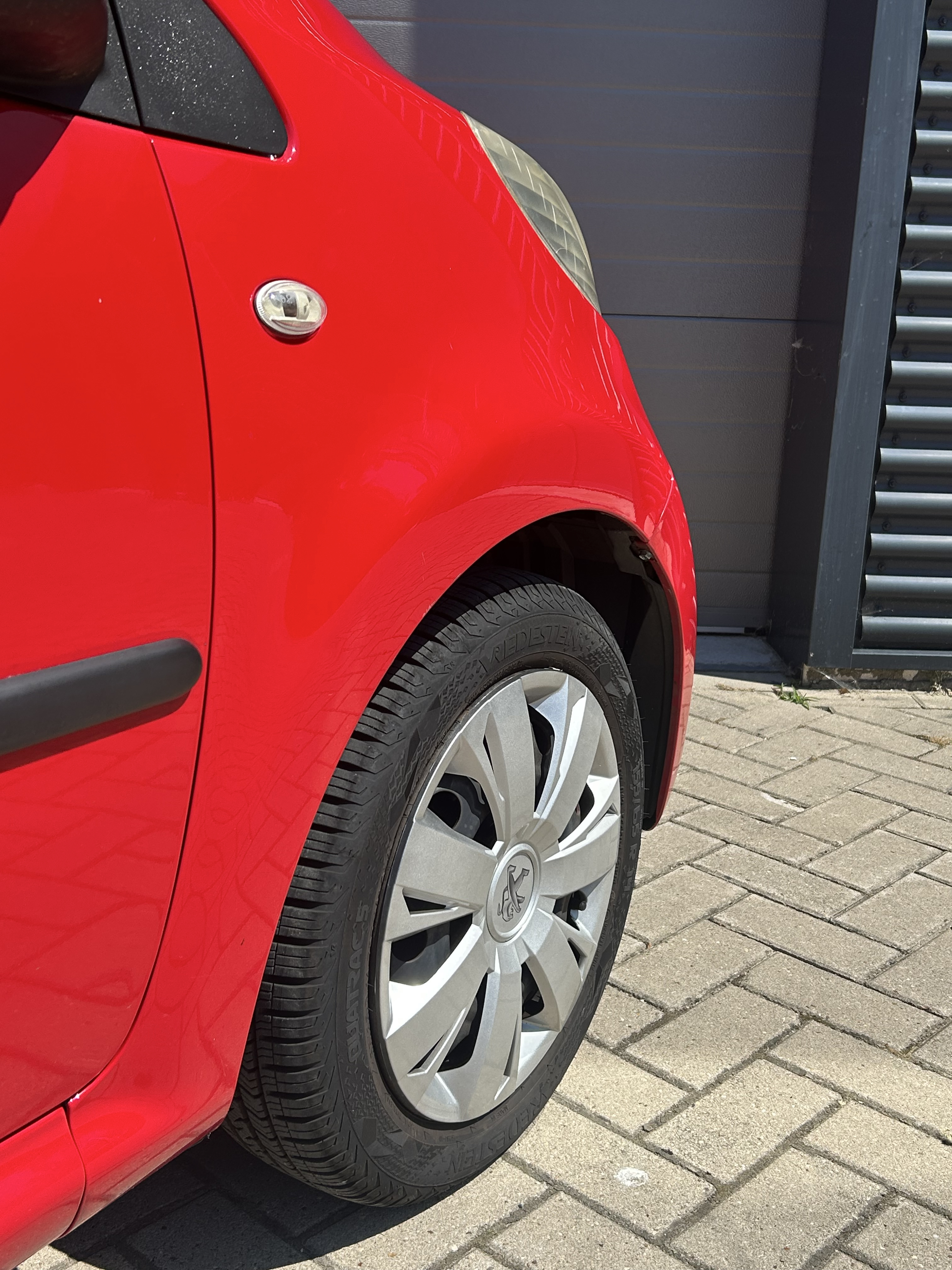 Peugeot 107 1.0 rood | airco | apk | lage km stand