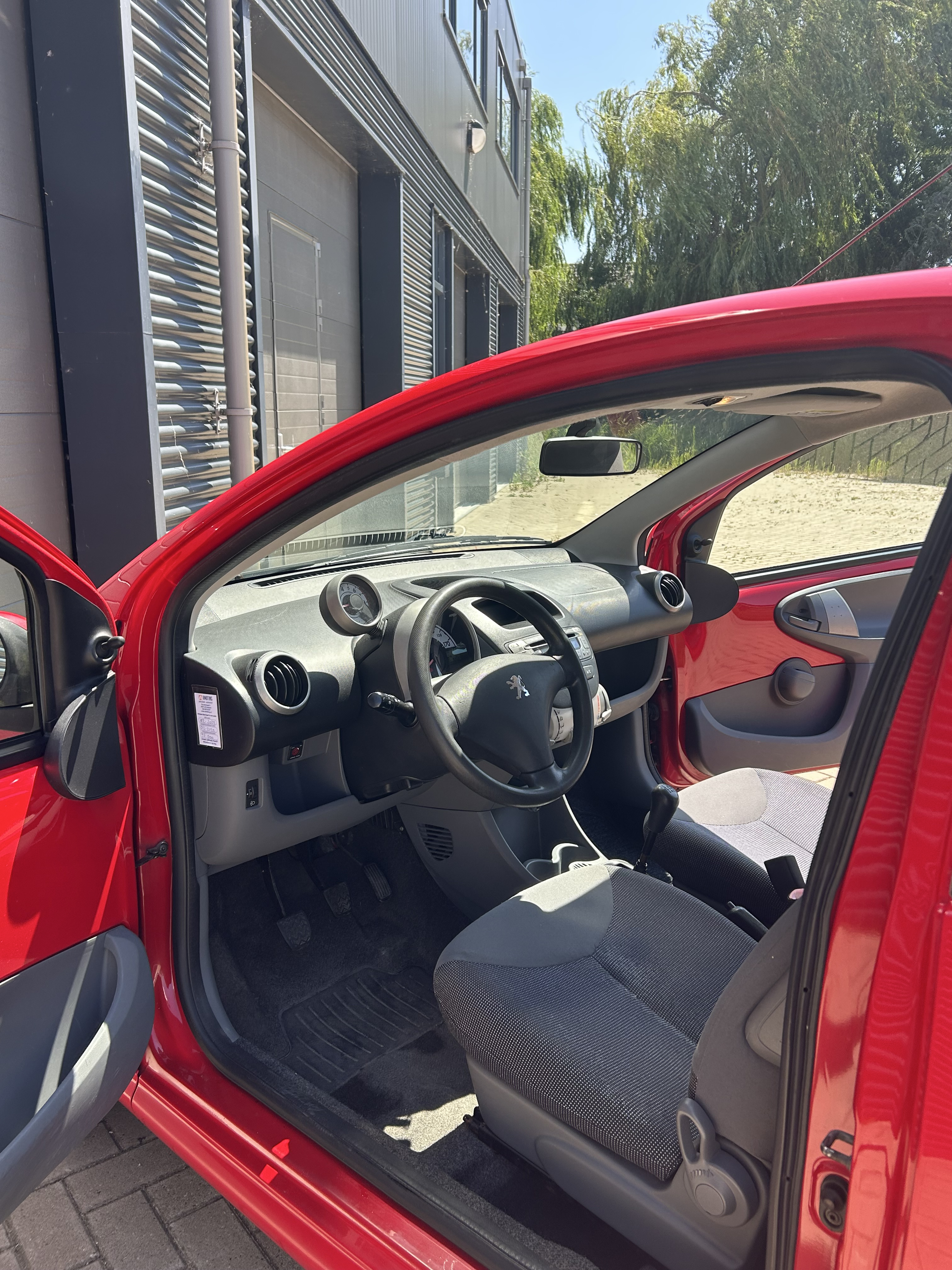 Peugeot 107 1.0 rood | airco | apk | lage km stand