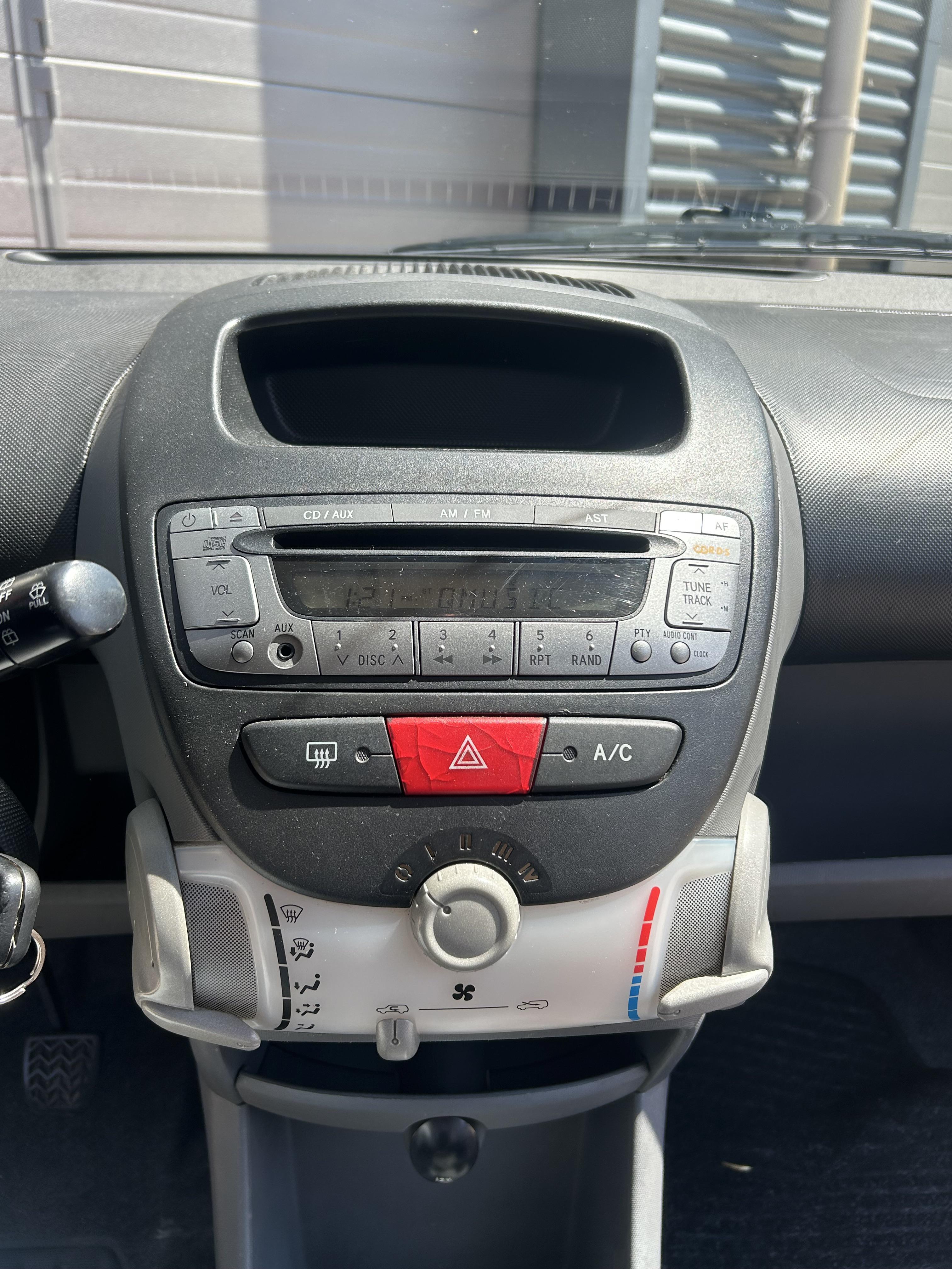 Peugeot 107 1.0 rood | airco | apk | lage km stand