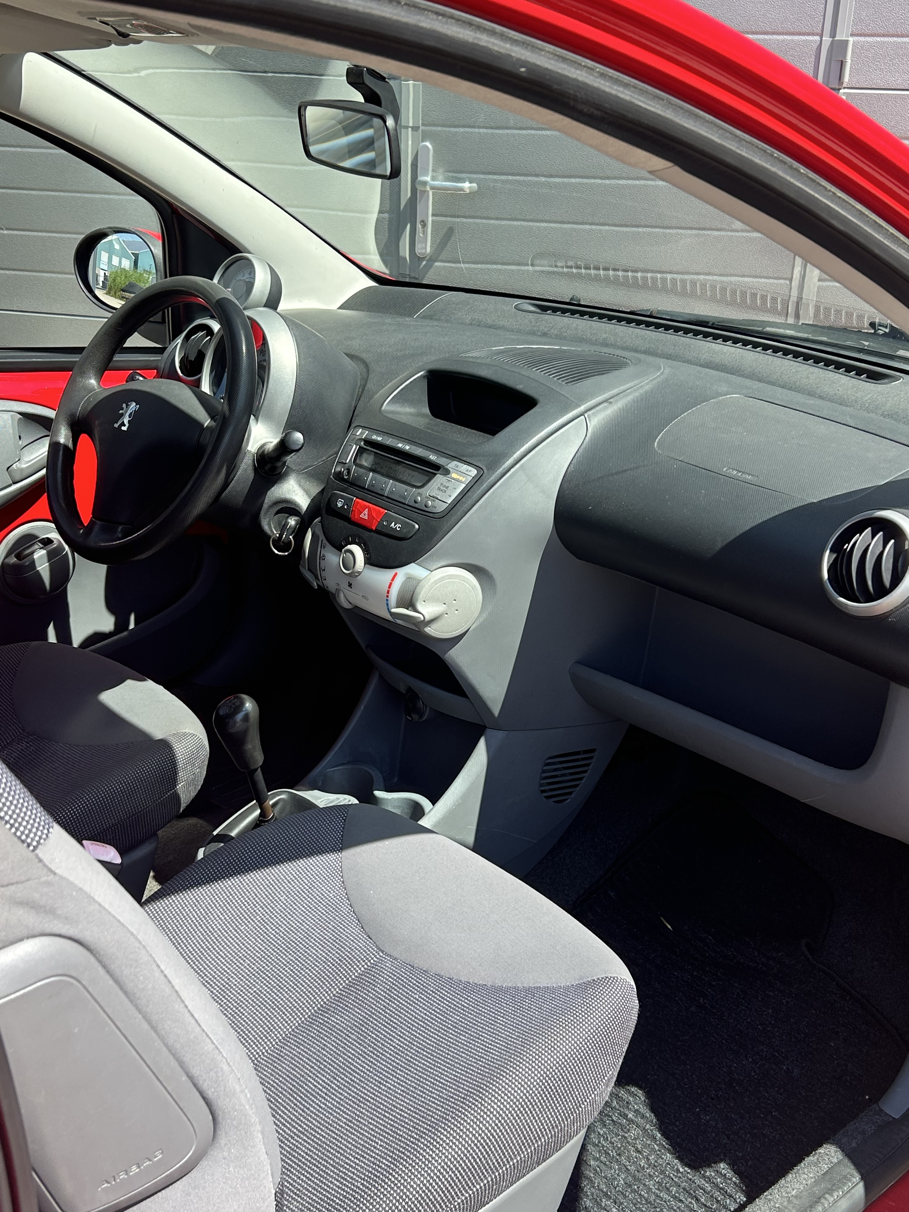 Peugeot 107 1.0 rood | airco | apk | lage km stand