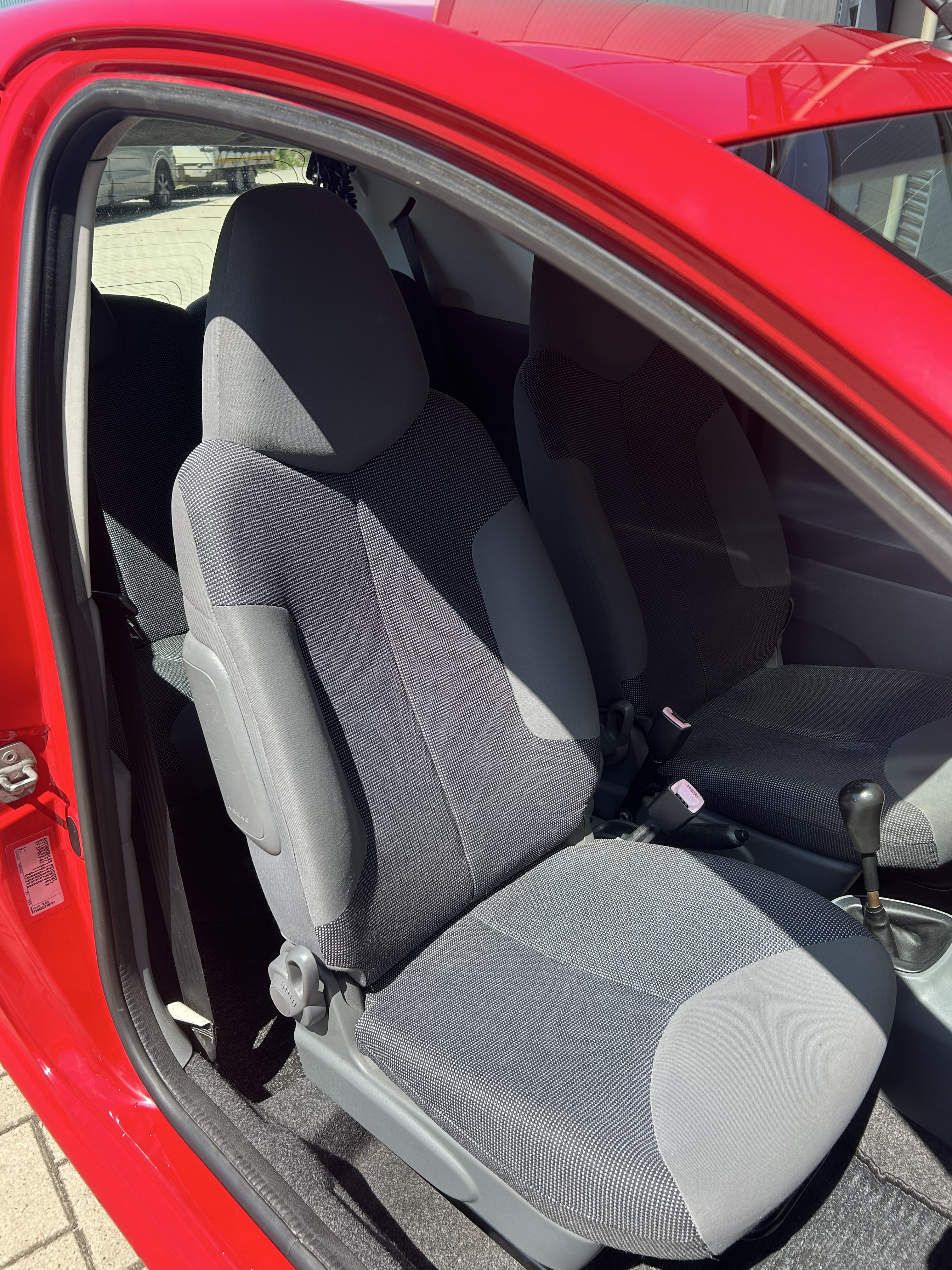 Peugeot 107 1.0 rood | airco | apk | lage km stand