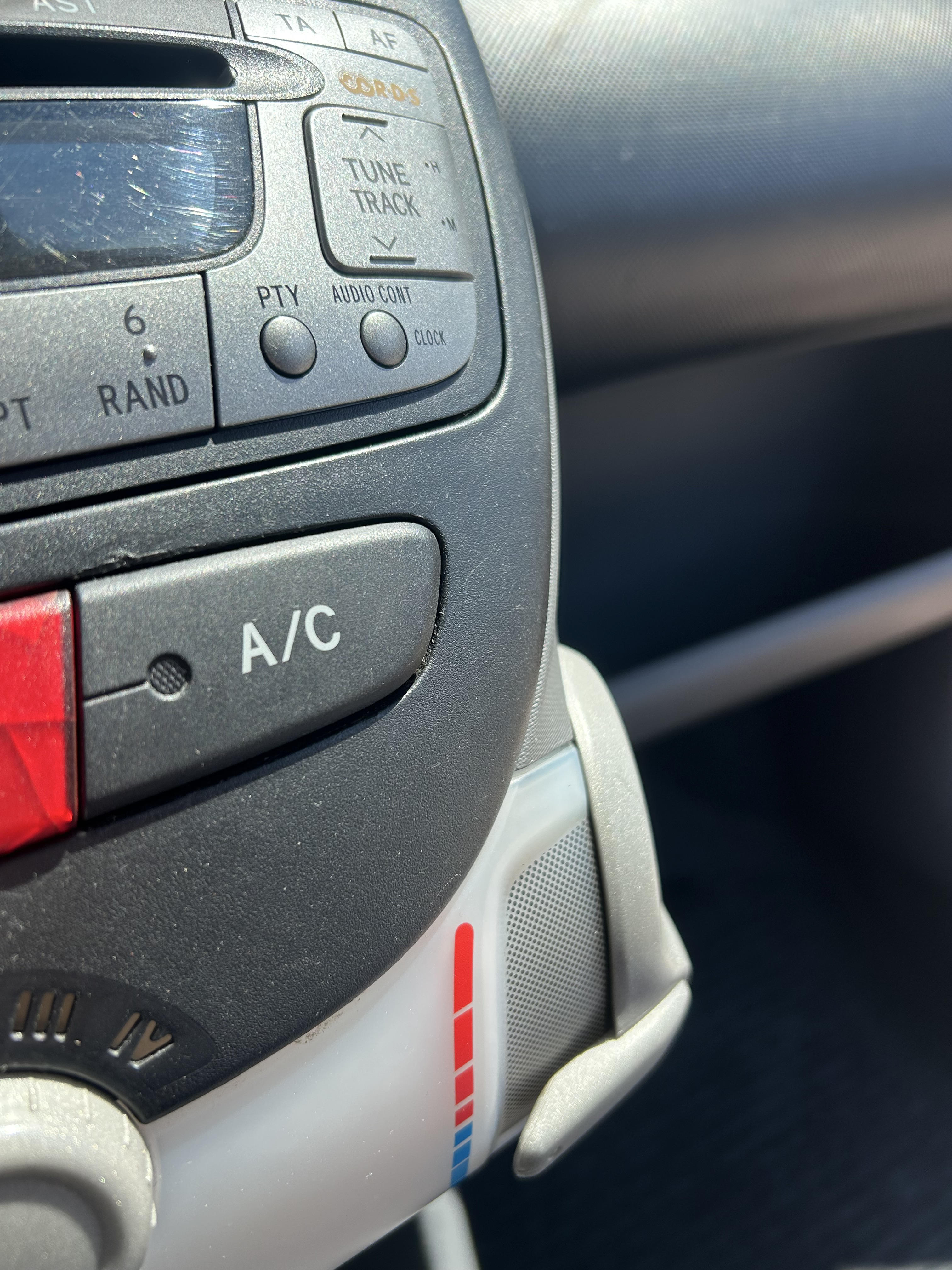 Peugeot 107 1.0 rood | airco | apk | lage km stand