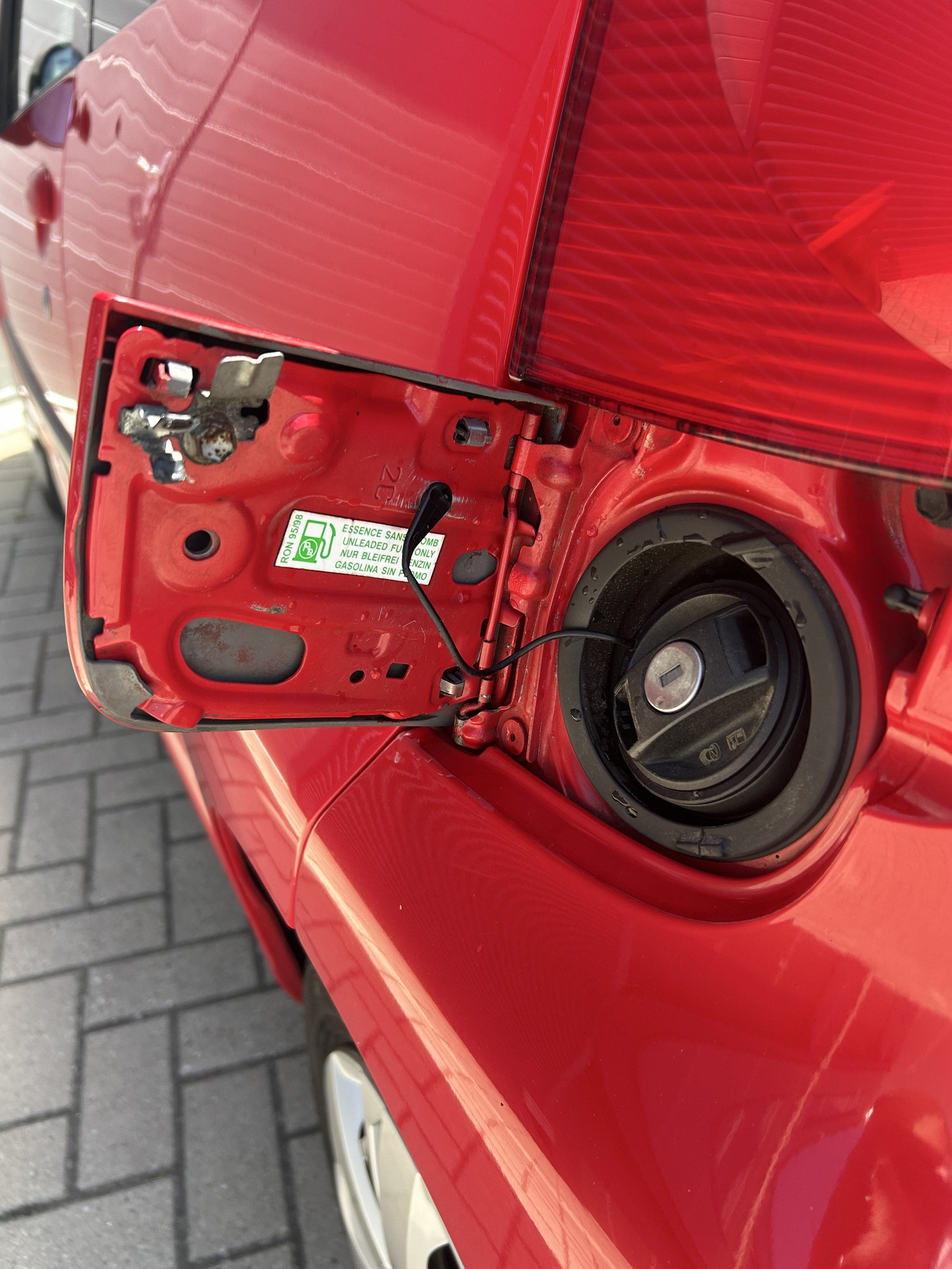 Peugeot 107 1.0 rood | airco | apk | lage km stand